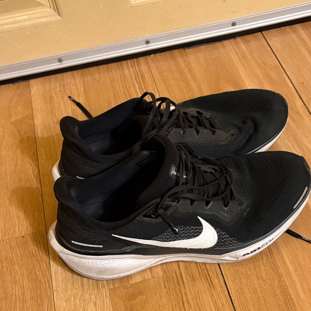 Nike Men's Black and White Athletic Shoes